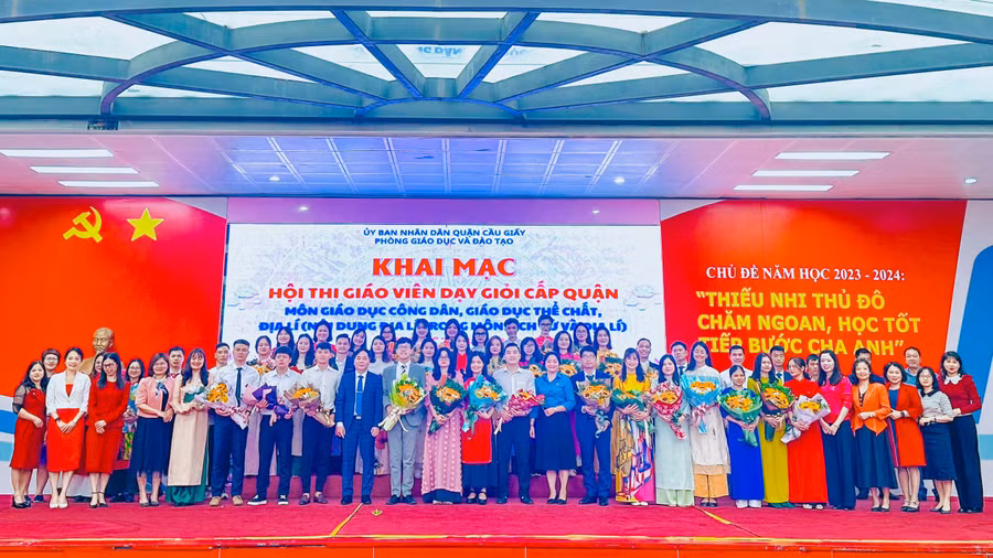 Đại diện lãnh đạo Phòng GD&ĐT quận Cầu Giấy và các đại biểu tặng hoa chúc mừng các thí sinh dự thi.