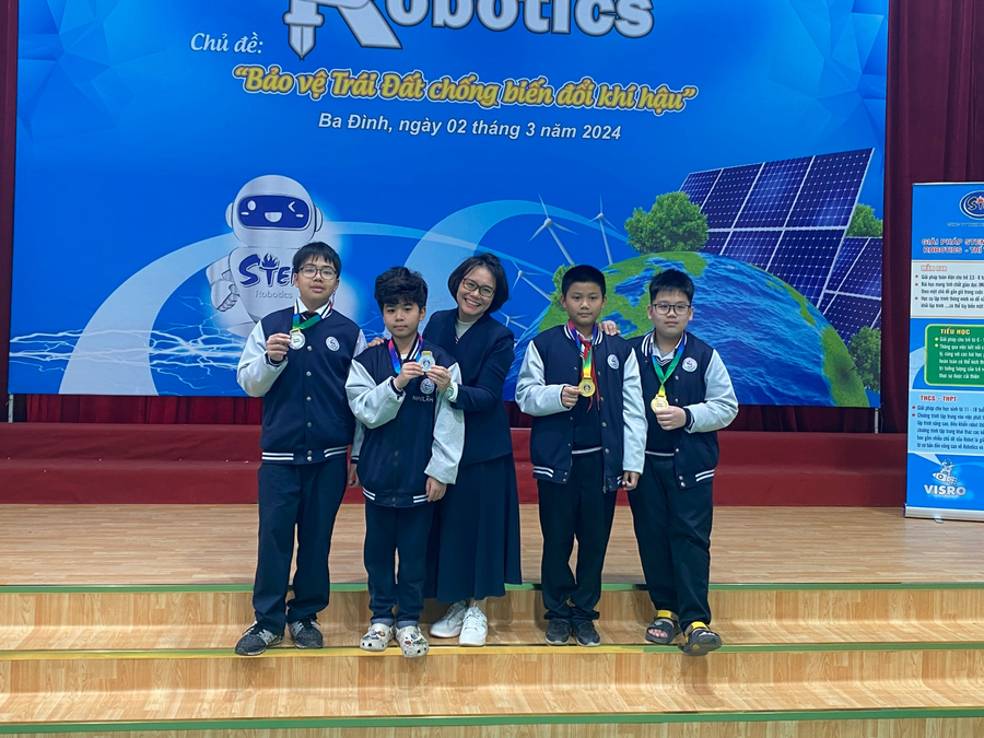 Đội của Minh Quân giành huy chương Bạc cuộc thi Tìm kiếm tài năng Robotics quận Ba Đình năm học 2023 - 2024. Đội của Minh Quân giành huy chương Bạc cuộc thi Tìm kiếm tài năng Robotics quận Ba Đình năm học 2023 - 2024.