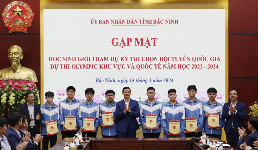 Phó Chủ tịch Thường trực UBND tỉnh Bắc Ninh Vương Quốc Tuấn (thứ 6 từ trái qua) trao quà cho các em học sinh.