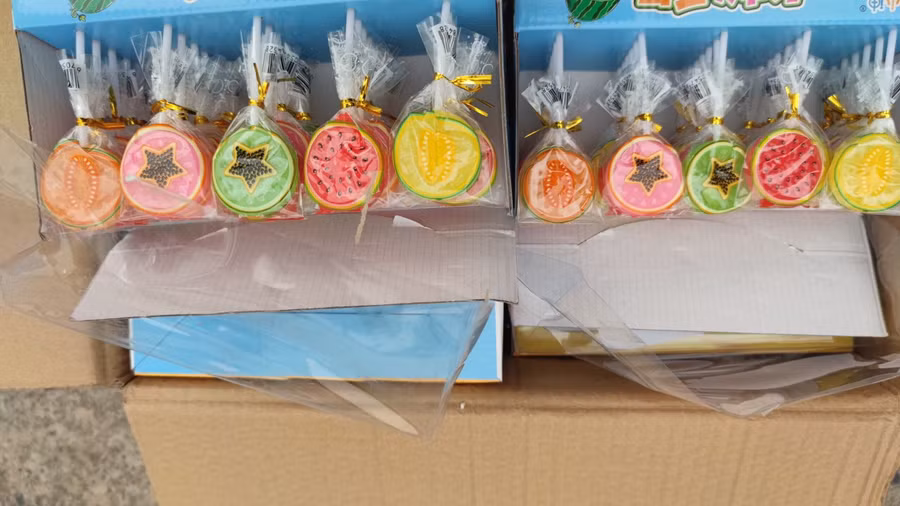 Hình ảnh kẹo mút lực lượng chức năng phát hiện thu giữ. 