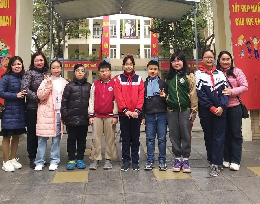 Giáo viên chụp ảnh với đoàn học sinh Ba Đình dự thi. Giáo viên chụp ảnh với đoàn học sinh Ba Đình dự thi.