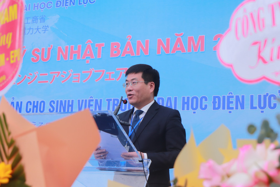 PGS.TS Nguyễn Lê Cường - Phó Hiệu trưởng Trường Đại học Điện lực phát biểu. PGS.TS Nguyễn Lê Cường - Phó Hiệu trưởng Trường Đại học Điện lực phát biểu.