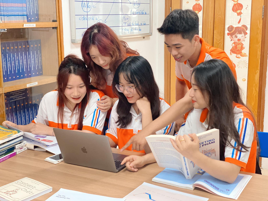 Sinh viên Trường Cao đẳng Ngoại ngữ và Công nghệ Hà Nội. Sinh viên Trường Cao đẳng Ngoại ngữ và Công nghệ Hà Nội.