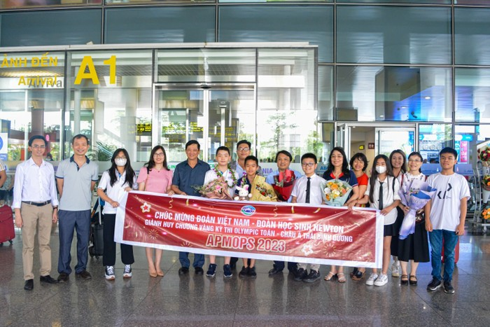 Đón đoàn tại sân bay quốc tế Nội Bài có Tiến sĩ Tạ Ngọc Trí - Phó Vụ trưởng Vụ Giáo dục Tiểu học - Bộ GD&ĐT và nhà giáo Phạm Xuân Tiến - nguyên Phó Giám đốc Sở GD&ĐT Hà Nội, các thầy cô, gia đình và các bạn học sinh. Đón đoàn tại sân bay quốc tế Nội Bài có Tiến sĩ Tạ Ngọc Trí - Phó Vụ trưởng Vụ Giáo dục Tiểu học - Bộ GD&ĐT và nhà giáo Phạm Xuân Tiến - nguyên Phó Giám đốc Sở GD&ĐT Hà Nội, các thầy cô, gia đình và các bạn học sinh.