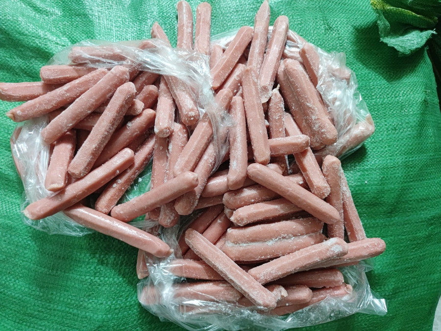 Xúc xích đông lạnh không rõ nguồn gốc xuất xứ.