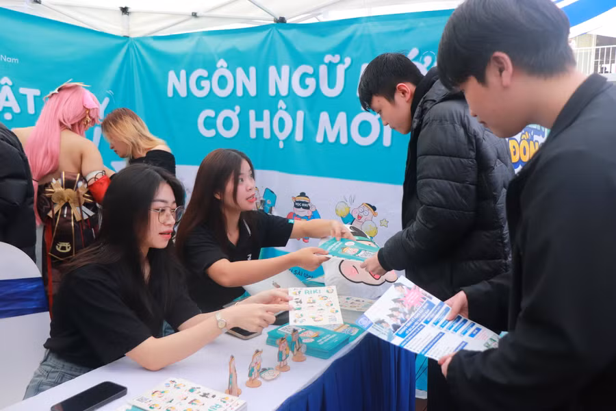 Sinh viên tìm kiếm cơ hội việc làm.