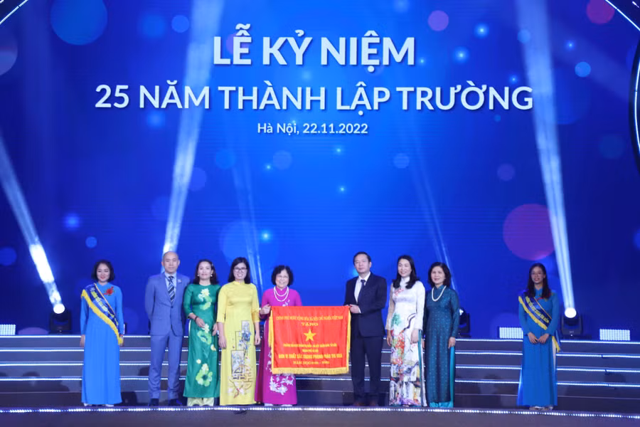 Thừa ủy quyền, ông Trần Thanh Long - Phó Chủ tịch UBND quận Nam Từ Liêm (Hà Nội) trao Cờ thi đua của Chính phủ cho Trường Tiểu học Đoàn Thị Điểm Hà Nội.
