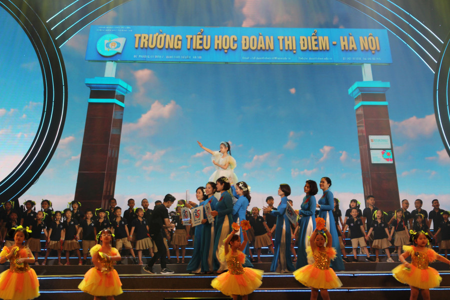 Nhiều tiết mục văn nghệ chào mừng 25 năm thành lập Trường Tiểu học Đoàn Thị Điểm Hà Nội. Nhiều tiết mục văn nghệ chào mừng 25 năm thành lập Trường Tiểu học Đoàn Thị Điểm Hà Nội.