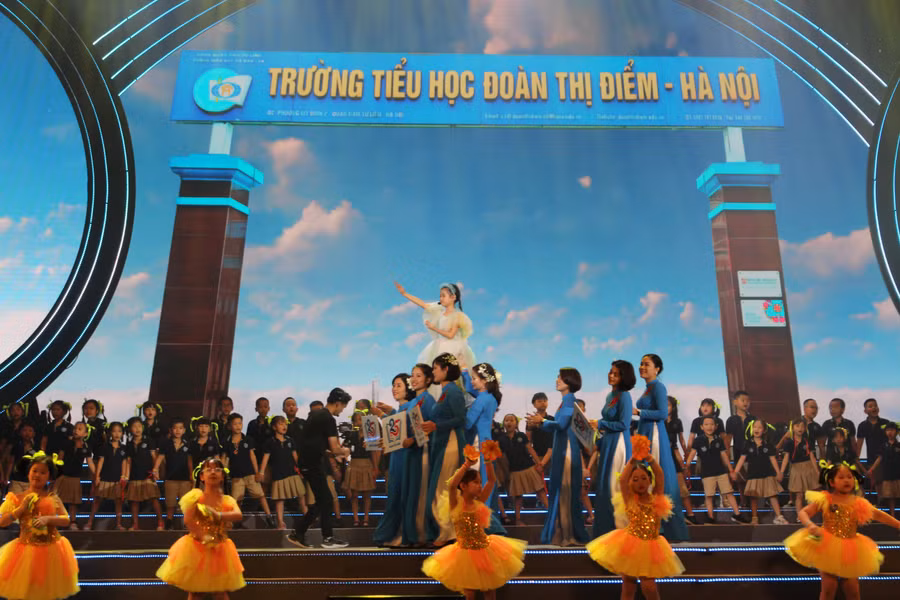 Nhiều tiết mục văn nghệ chào mừng 25 năm thành lập Trường Tiểu học Đoàn Thị Điểm Hà Nội.