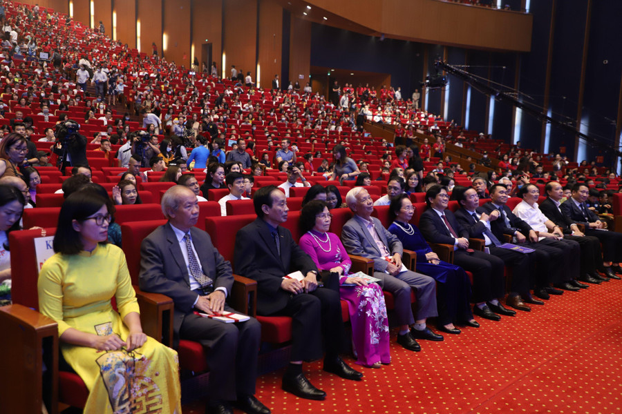 Đại biểu dự và chúc mừng Trường Tiểu học Đoàn Thị Điểm Hà Nội. Đại biểu dự và chúc mừng Trường Tiểu học Đoàn Thị Điểm Hà Nội.