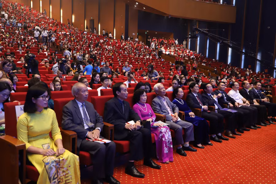 Đại biểu dự và chúc mừng Trường Tiểu học Đoàn Thị Điểm Hà Nội.