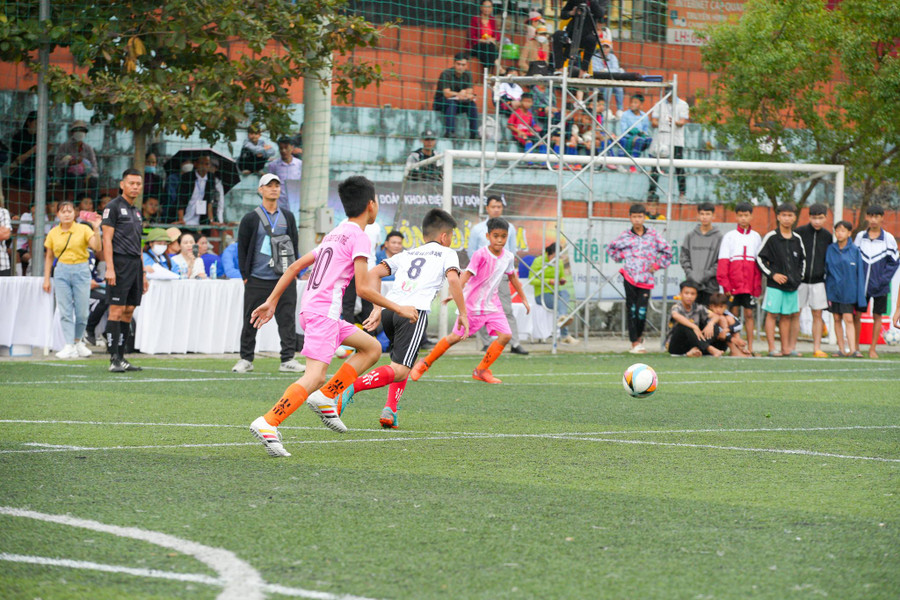 Các vận động viên thi đấu hết mình với những pha bóng hấp dẫn. Các vận động viên thi đấu hết mình với những pha bóng hấp dẫn.