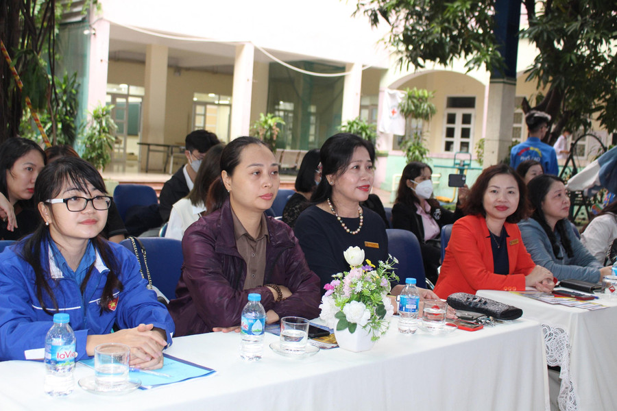 Đại biểu dự và chia sẻ về hướng nghiệp cho học sinh Trường THCS Thăng Long.