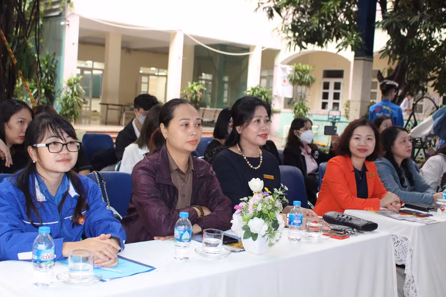 Đại biểu dự và chia sẻ về hướng nghiệp cho học sinh Trường THCS Thăng Long.