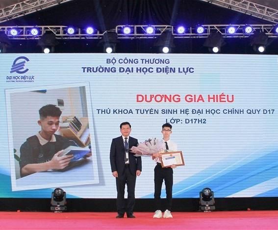 Tuyên dương tân sinh viên trong lễ khai giảng của Trường Đại học Điện lực.