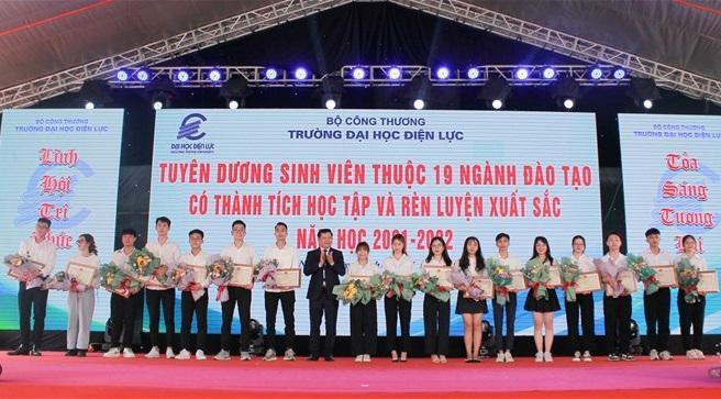 PGS.TS Đinh Văn Châu - khen thưởng cho 19 sinh viên có thành tích xuất sắc trong học tập năm học 2021 – 2022. PGS.TS Đinh Văn Châu - khen thưởng cho 19 sinh viên có thành tích xuất sắc trong học tập năm học 2021 – 2022.