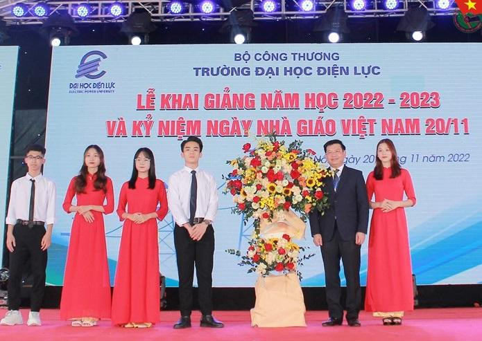 Sinh viên Tạ Anh Tuấn – lớp D17H3, đại diện hơn 15 nghìn học viên, sinh viên EPU tặng hoa, tri ân thầy cô giáo nhà trường.