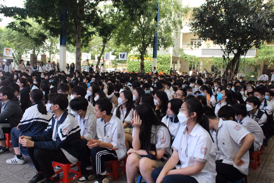 Học sinh Trường THCS Thăng Long tại buổi tư vấn, hướng nghiệp, tuyển sinh.