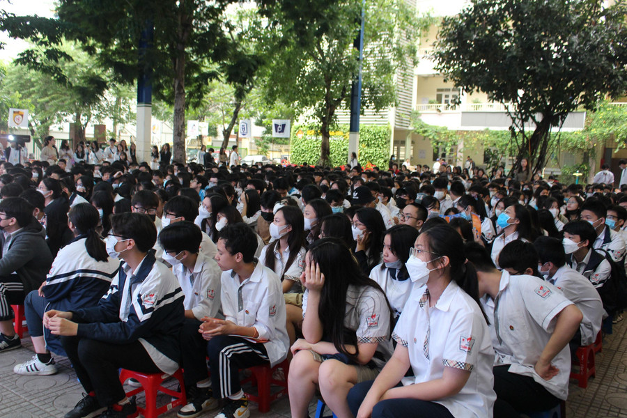 Học sinh Trường THCS Thăng Long tại buổi tư vấn, hướng nghiệp, tuyển sinh.