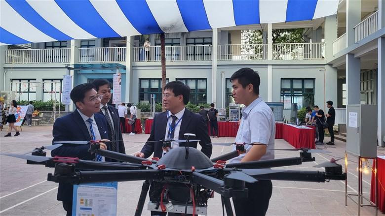 Đại biểu tham quan mô hình "Máy bay không người lái phun lửa đốt rác trên đường dây cao thế". Đại biểu tham quan mô hình "Máy bay không người lái phun lửa đốt rác trên đường dây cao thế".