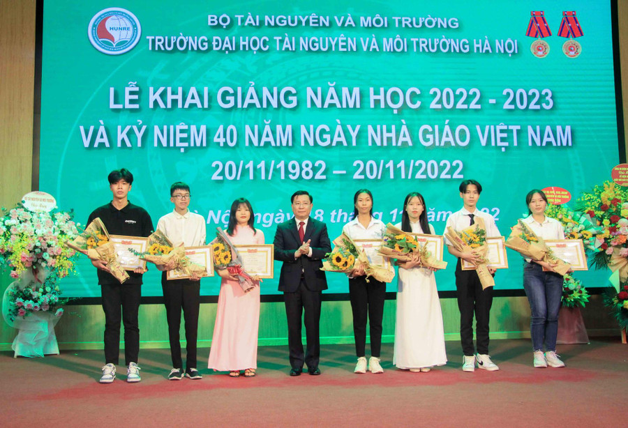 PGS. TS Hoàng Anh Huy – Hiệu trưởng Trường Đại học Tài nguyên và Môi trường Hà Nội động viên khen thưởng tân sinh viên. PGS. TS Hoàng Anh Huy – Hiệu trưởng Trường Đại học Tài nguyên và Môi trường Hà Nội động viên khen thưởng tân sinh viên.