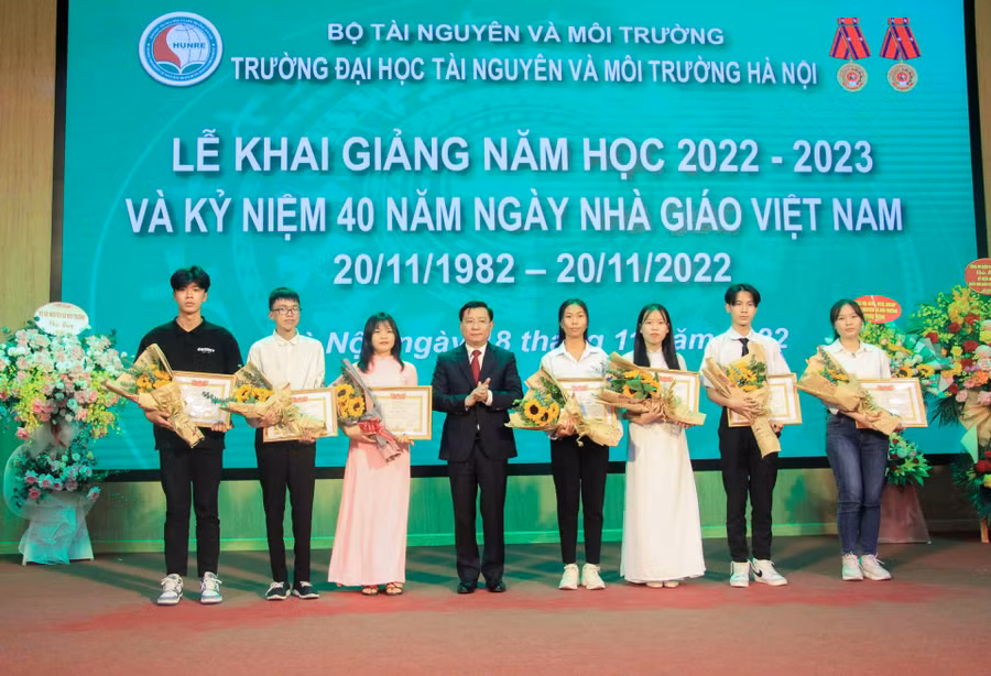 PGS. TS Hoàng Anh Huy – Hiệu trưởng Trường Đại học Tài nguyên và Môi trường Hà Nội động viên khen thưởng tân sinh viên.