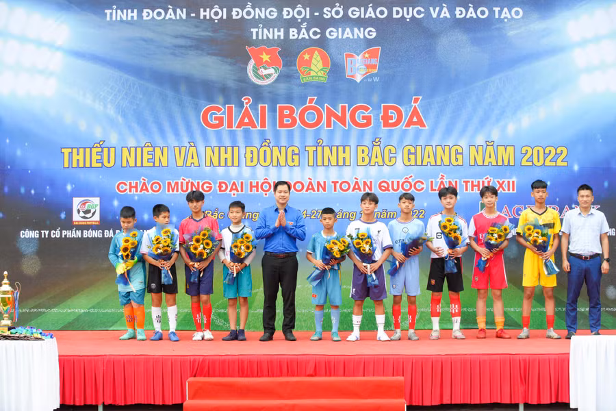 Ông Giáp Xuân Cảnh, Phó Bí Tỉnh đoàn, Chủ tịch Hội đồng Đội tỉnh Bắc Giang, trưởng Ban Tổ chức giải tặng hoa chúc đại diện các đội thi đấu.