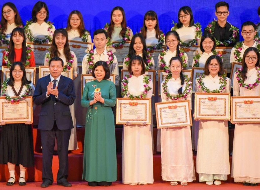 Chủ tịch UBND tỉnh Bắc Ninh - Nguyễn Hương Giang và các đồng chí lãnh đạo, nguyên lãnh đạo Tỉnh Bắc Ninh trao bằng khen, tặng hoa chúc mừng cho các cá nhân tiêu biểu có thành tích xuất sắc. Chủ tịch UBND tỉnh Bắc Ninh - Nguyễn Hương Giang và các đồng chí lãnh đạo, nguyên lãnh đạo Tỉnh Bắc Ninh trao bằng khen, tặng hoa chúc mừng cho các cá nhân tiêu biểu có thành tích xuất sắc.