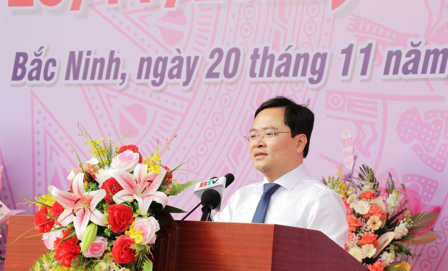Bí thư Tỉnh ủy Bắc Ninh - Nguyễn Anh Tuấn phát biều tại buổi lễ. Bí thư Tỉnh ủy Bắc Ninh - Nguyễn Anh Tuấn phát biều tại buổi lễ.