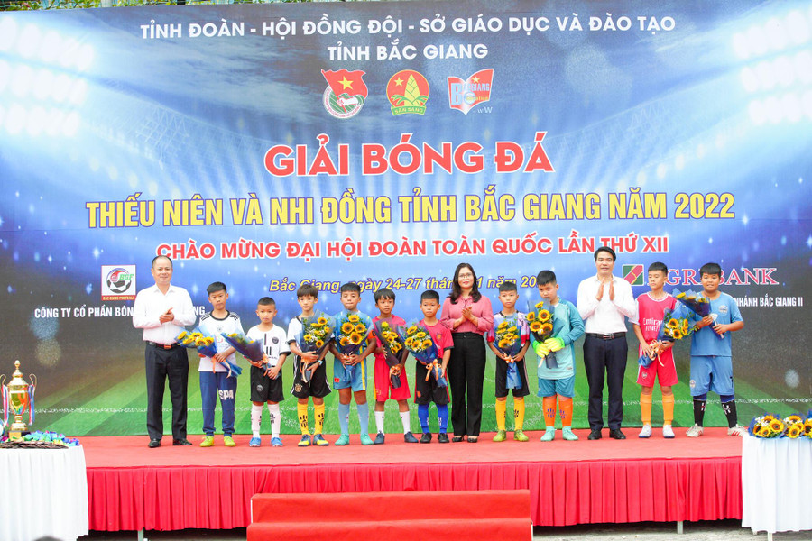 Bà Đào Thị Hường, Phó Giám đốc Sở GD&ĐT Bắc Giang và đại biểu tặng hoa chúc mừng các đội thi đấu. Bà Đào Thị Hường, Phó Giám đốc Sở GD&ĐT Bắc Giang và đại biểu tặng hoa chúc mừng các đội thi đấu.