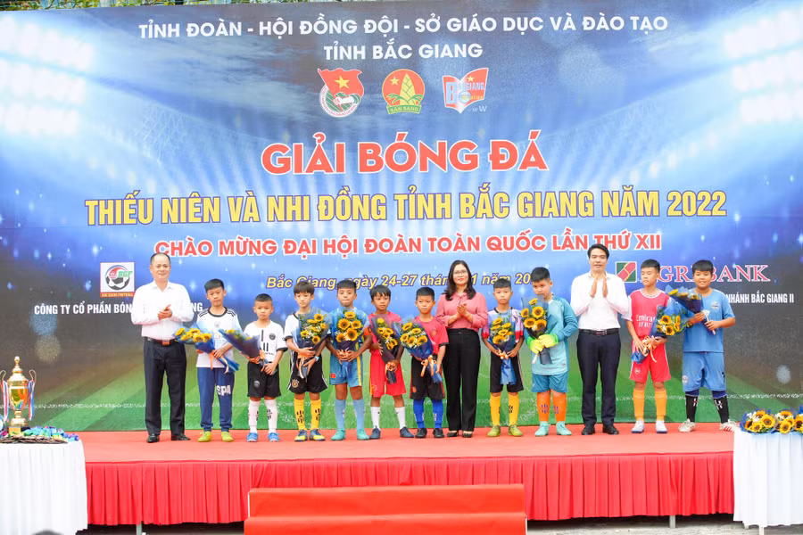 Bà Đào Thị Hường, Phó Giám đốc Sở GD&amp;ĐT Bắc Giang và đại biểu tặng hoa chúc mừng các đội thi đấu.