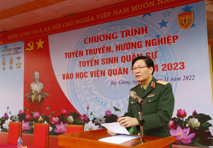 PGS.TS Nguyễn Xuân Kiên, Giám đốc Học viện Quân Y chia sẻ tại buổi tư vấn hướng nghiệp cho học sinh.