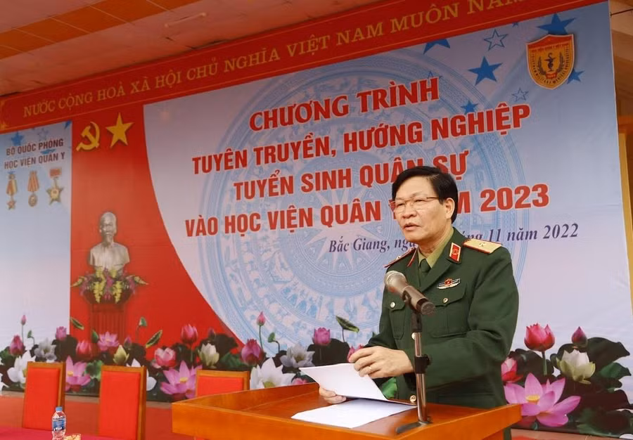 PGS.TS Nguyễn Xuân Kiên, Giám đốc Học viện Quân Y chia sẻ tại buổi tư vấn hướng nghiệp cho học sinh.