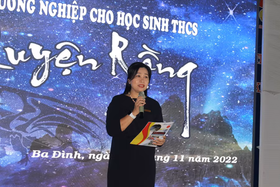 Cô Nguyễn Thanh Hà - Hiệu trưởng THCS Thăng Long chia sẻ với học trò tại buổi hướng nghiệp, tư vấn tuyển sinh.