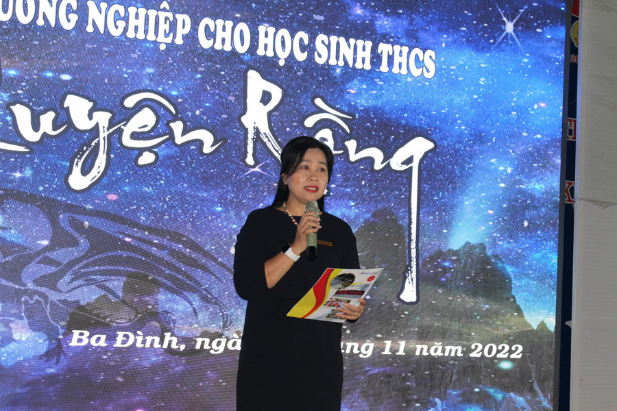 Cô Nguyễn Thanh Hà - Hiệu trưởng THCS Thăng Long chia sẻ với học trò tại buổi hướng nghiệp, tư vấn tuyển sinh.