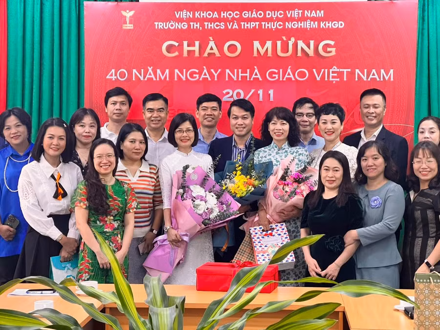 Ban đại diện cha mẹ học sinh tri ân thầy cô giáo nhân kỷ niệm Ngày Nhà giáo Việt Nam.
