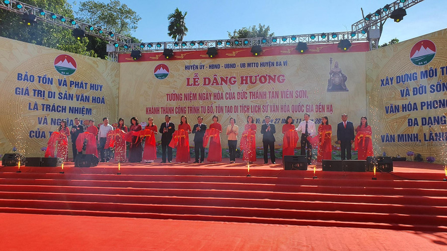 Lãnh đạo TP Hà Nội và huyện Ba Vì cắt băng khánh thành công trình tu bổ, tôn tạo di tích lịch sử văn hóa quốc gia đền Hạ. Lãnh đạo TP Hà Nội và huyện Ba Vì cắt băng khánh thành công trình tu bổ, tôn tạo di tích lịch sử văn hóa quốc gia đền Hạ.