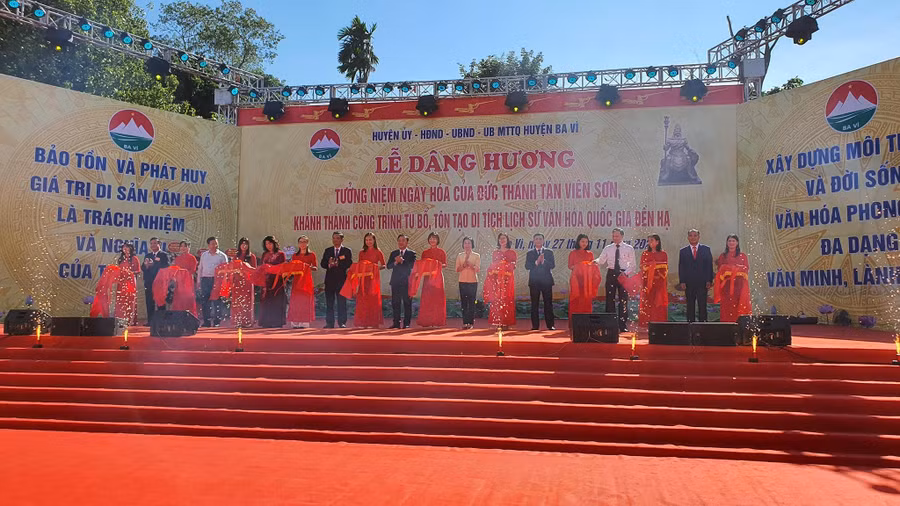 Lãnh đạo TP Hà Nội và huyện Ba Vì cắt băng khánh thành công trình tu bổ, tôn tạo di tích lịch sử văn hóa quốc gia đền Hạ.