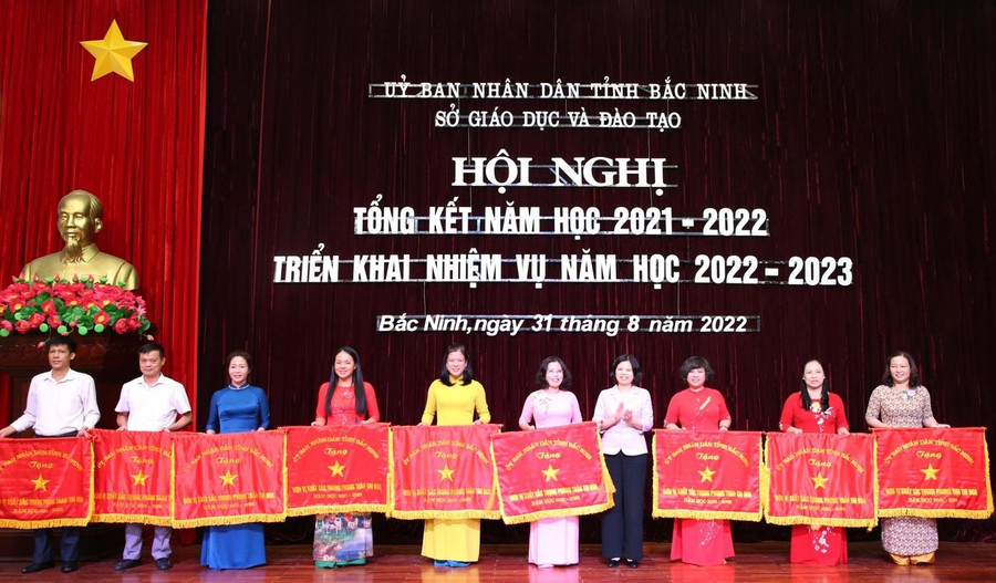 Chủ tịch UBND tỉnh Bắc Ninh - Nguyễn Hương Giang trao Cờ thi đua của UBND tỉnh cho các tập thể. Chủ tịch UBND tỉnh Bắc Ninh - Nguyễn Hương Giang trao Cờ thi đua của UBND tỉnh cho các tập thể.