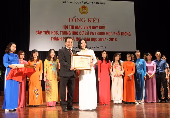 Ông Lê Ngọc Quang- Phó Giám đốc Sở GD&ĐT Hà Nội trao bằng khen cho các giáo viên đạt giải Nhất