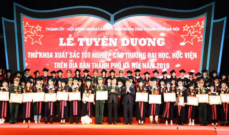 Các thủ khoa xuất sắc được tuyên dương. 