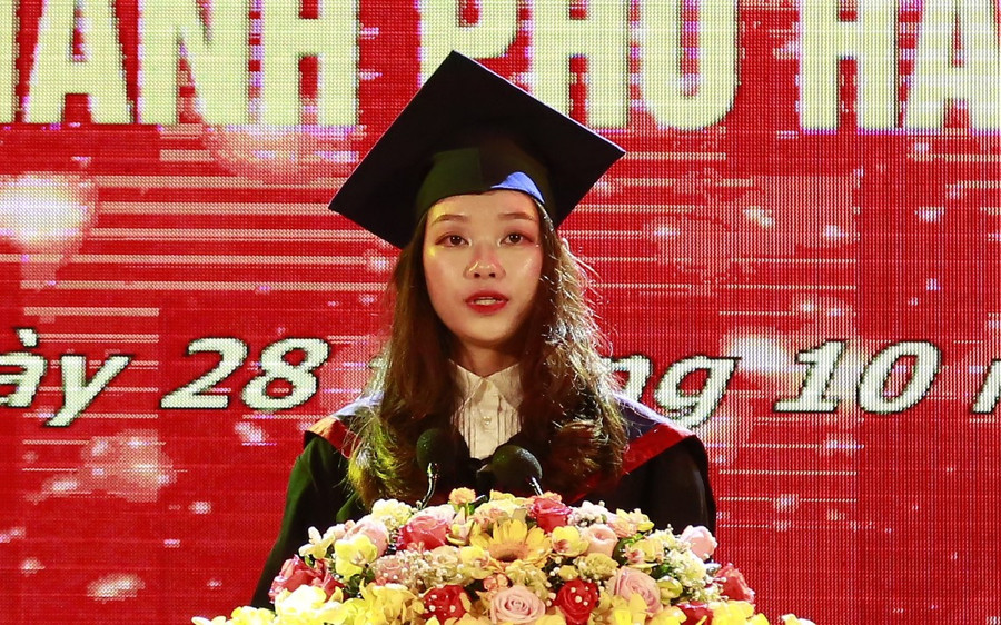 Thủ khoa Lê Thùy Dung đến từ trường Đại học Kinh tế Quốc dân. Thủ khoa Lê Thùy Dung đến từ trường Đại học Kinh tế Quốc dân.