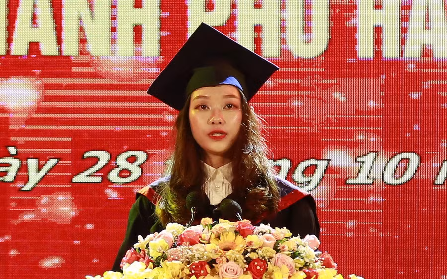 Thủ khoa Lê Thùy Dung đến từ trường Đại học Kinh tế Quốc dân.