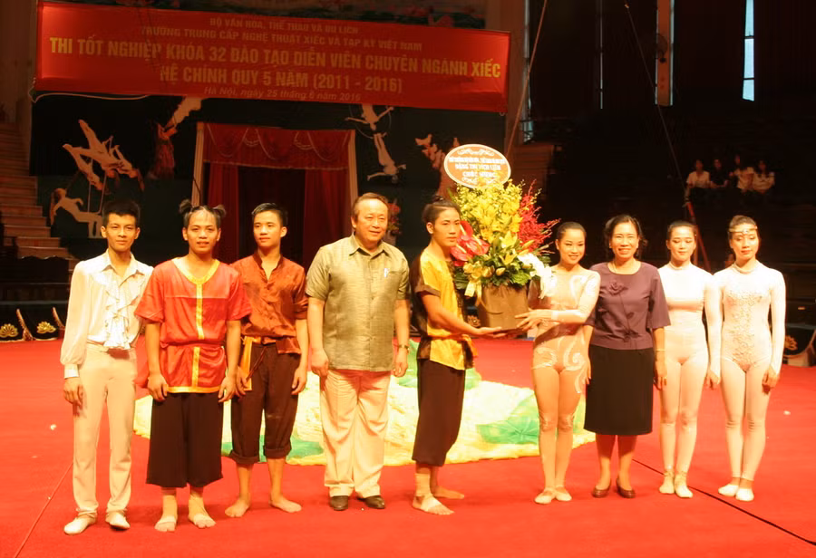 Thứ trưởng Bộ Văn hóa Thể thao Du lịch Đặng Thị Bích Liên đến dự và tặng hoa chúc mừng các học sinh.