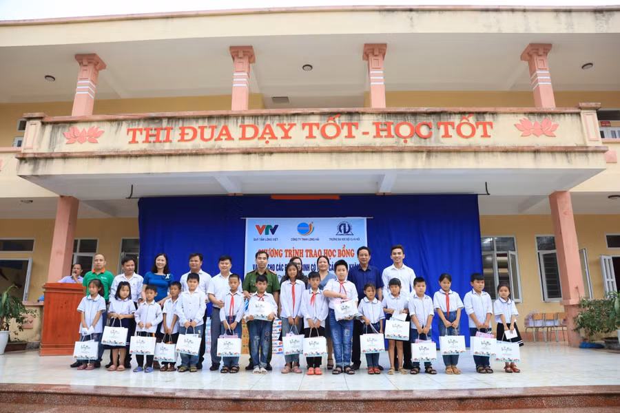 Đoàn thiện nguyện trao quà cho HS nghèo xã Thiệu Hóa vươn lên trong học tập.