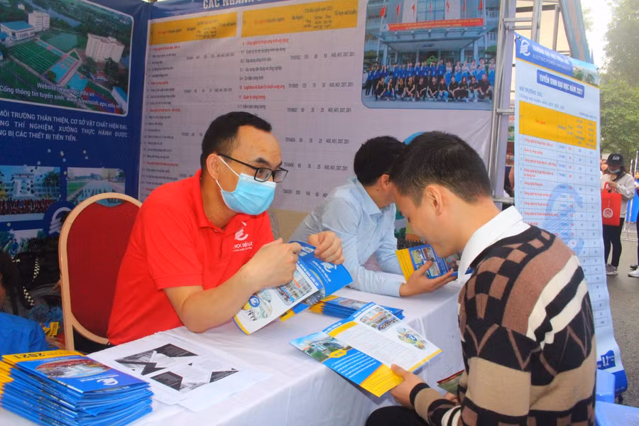 Giải đáp các thắc mắc tuyển sinh tại gian hàng Đại học Điện lực.