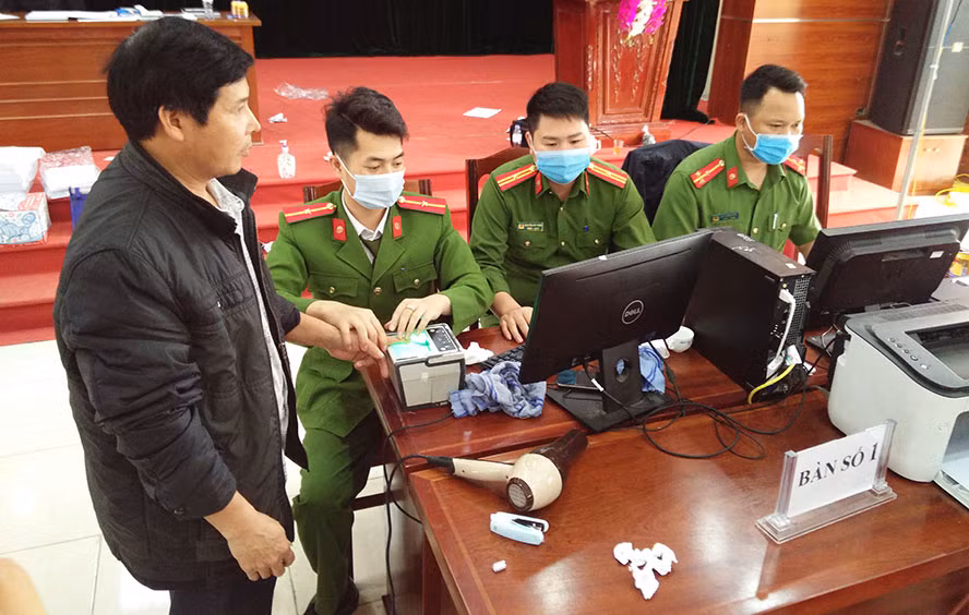 Người dân tại địa điểm cấp CCCD.