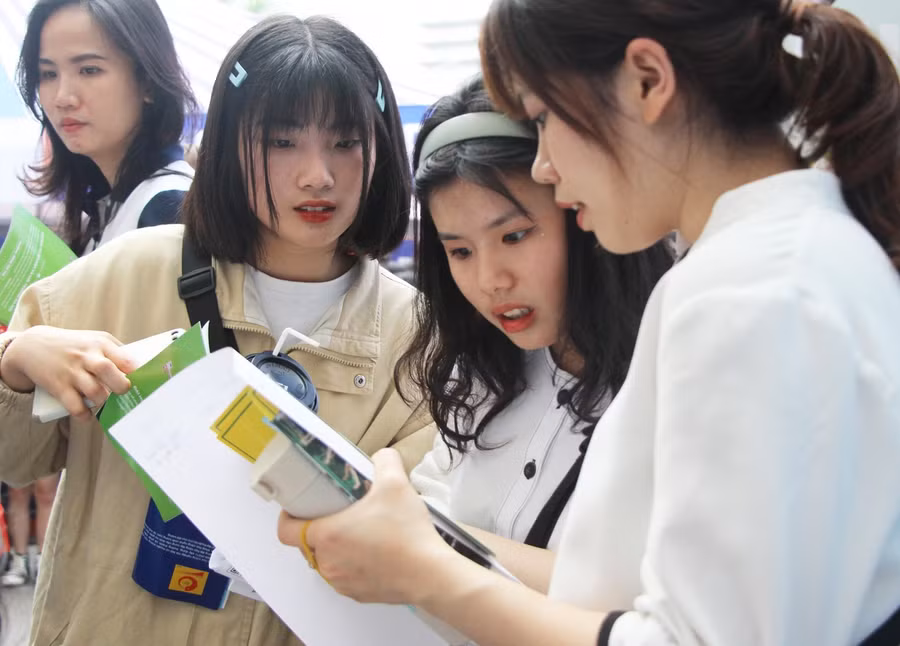 Học sinh tìm thiểu thông tin tuyển sinh tại gian hàng Trường Đại học TN&amp;MT Hà Nội.