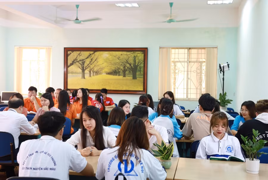 Các bạn sinh viên cùng nhau chia sẻ tài nguyên sách.