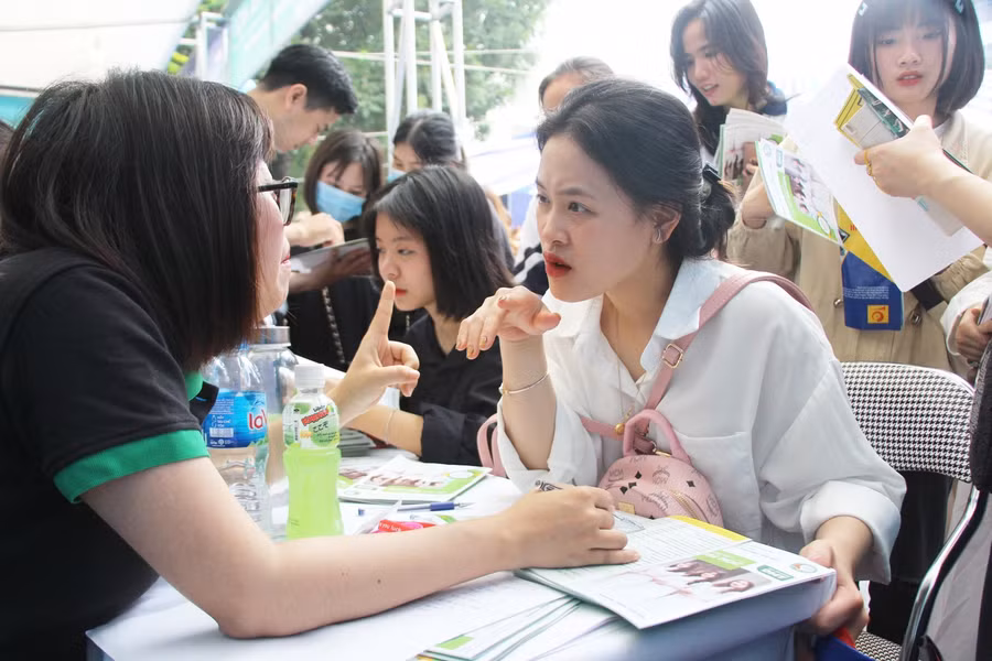 Giải đáp ngay những thắc mắc của thí sinh.